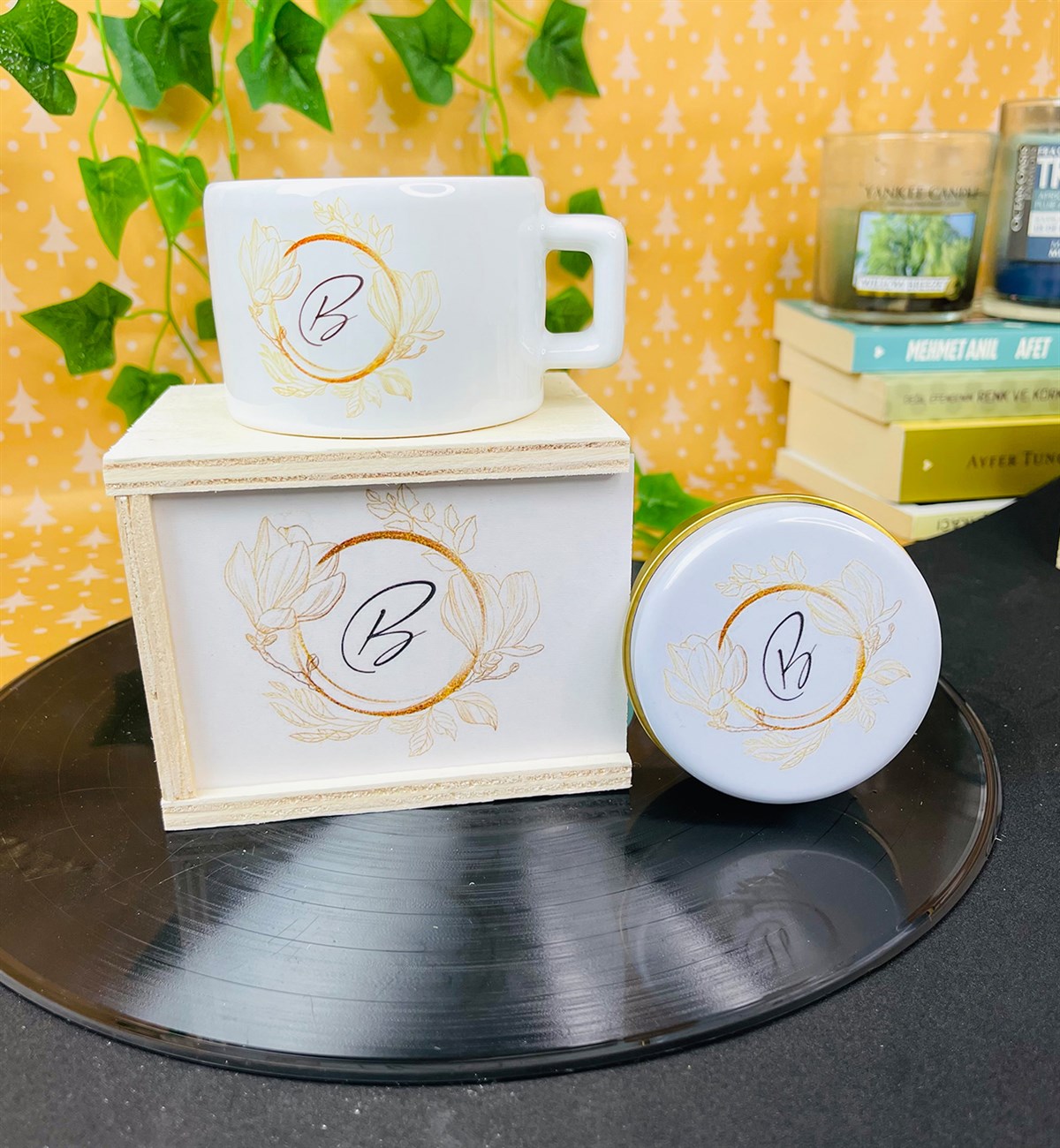 Kişiye Özel Harfli Gold Çiçek Tasarımlı Kokulu Teneke Mum Ve Kutulu Kupa Hediye SetigiftmodaGmhs101369