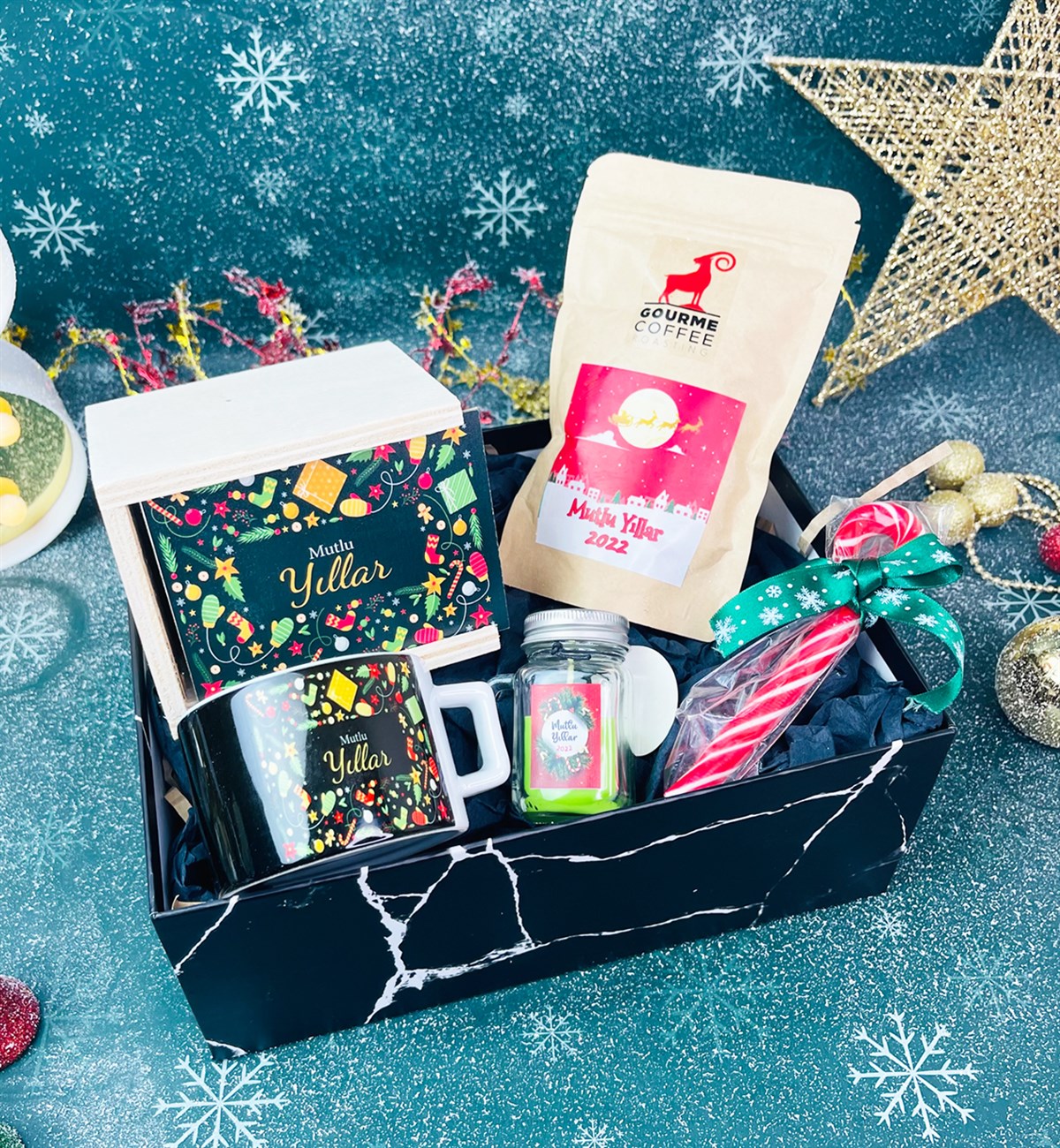 Mutlu Yıllar Tasarımlı Kutulu Kupa Filtre Kahve Baston Şeker Ve Kokulu Mum Yılbaşı SetigiftmodaGmhs101304