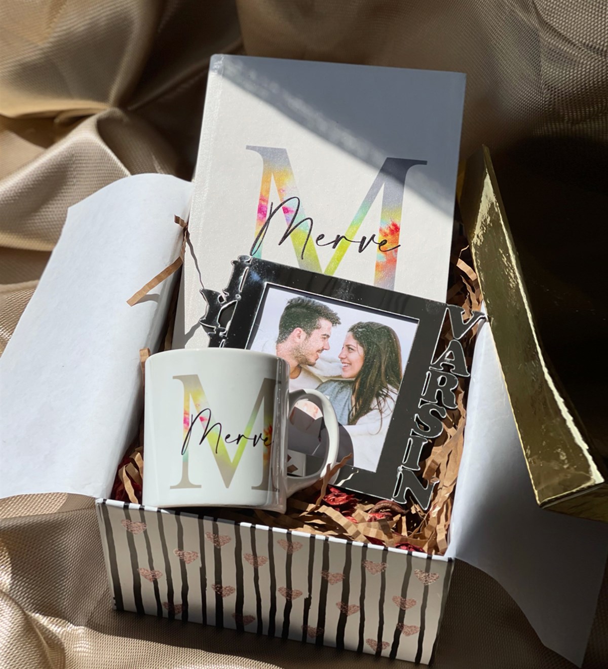 Kişiye Özel Gümüş İyiki Varsın Çerçeve Özel Harfli Ajanda Ve Kupa Hediye SetigiftmodaGmhs100637