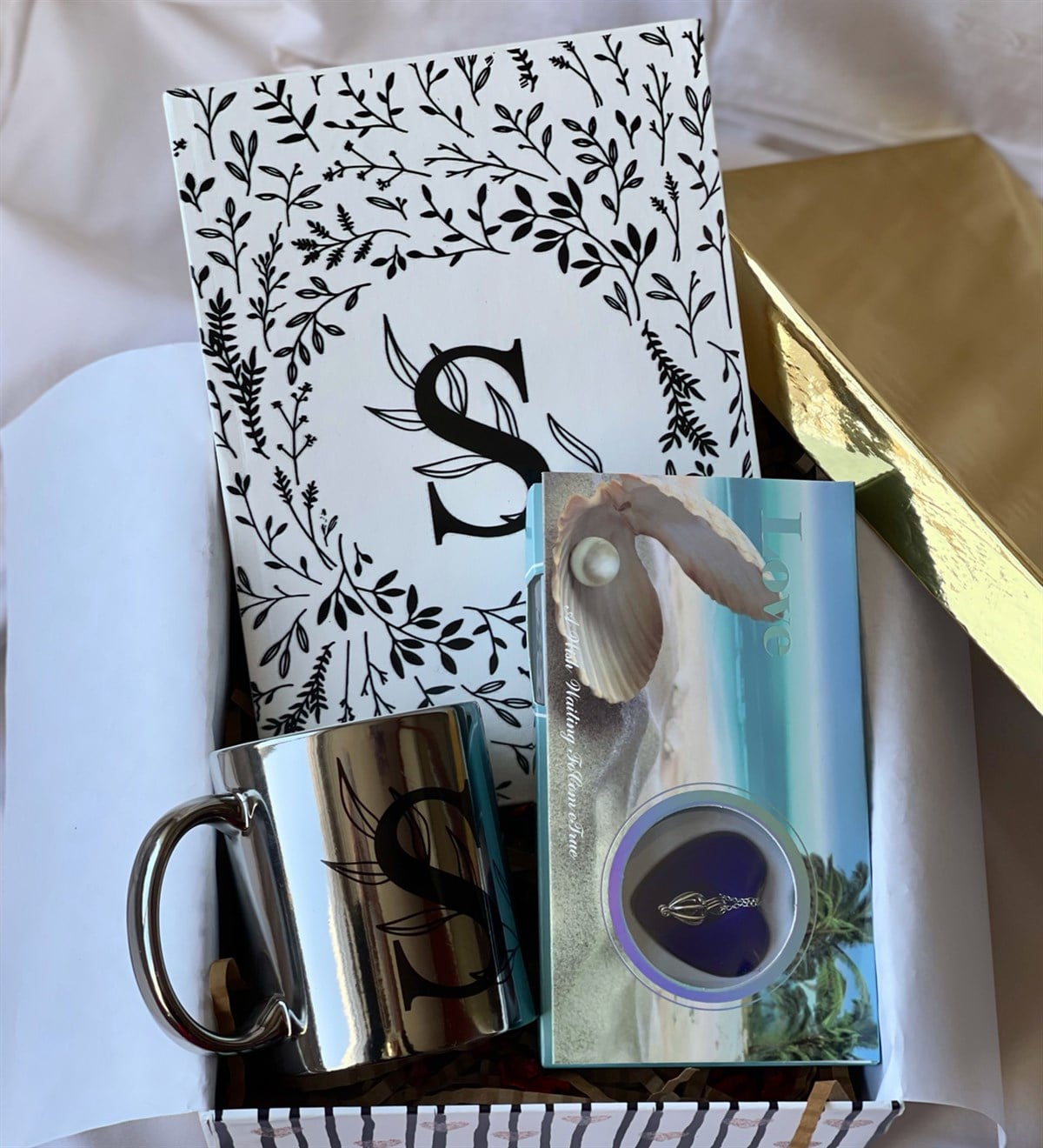 Kişiye Özel Harfli Çiçek Tasarımlı Ajanda Gümüş Kupa Ve İnci Kolye Hediye SetigiftmodaGmhs100622