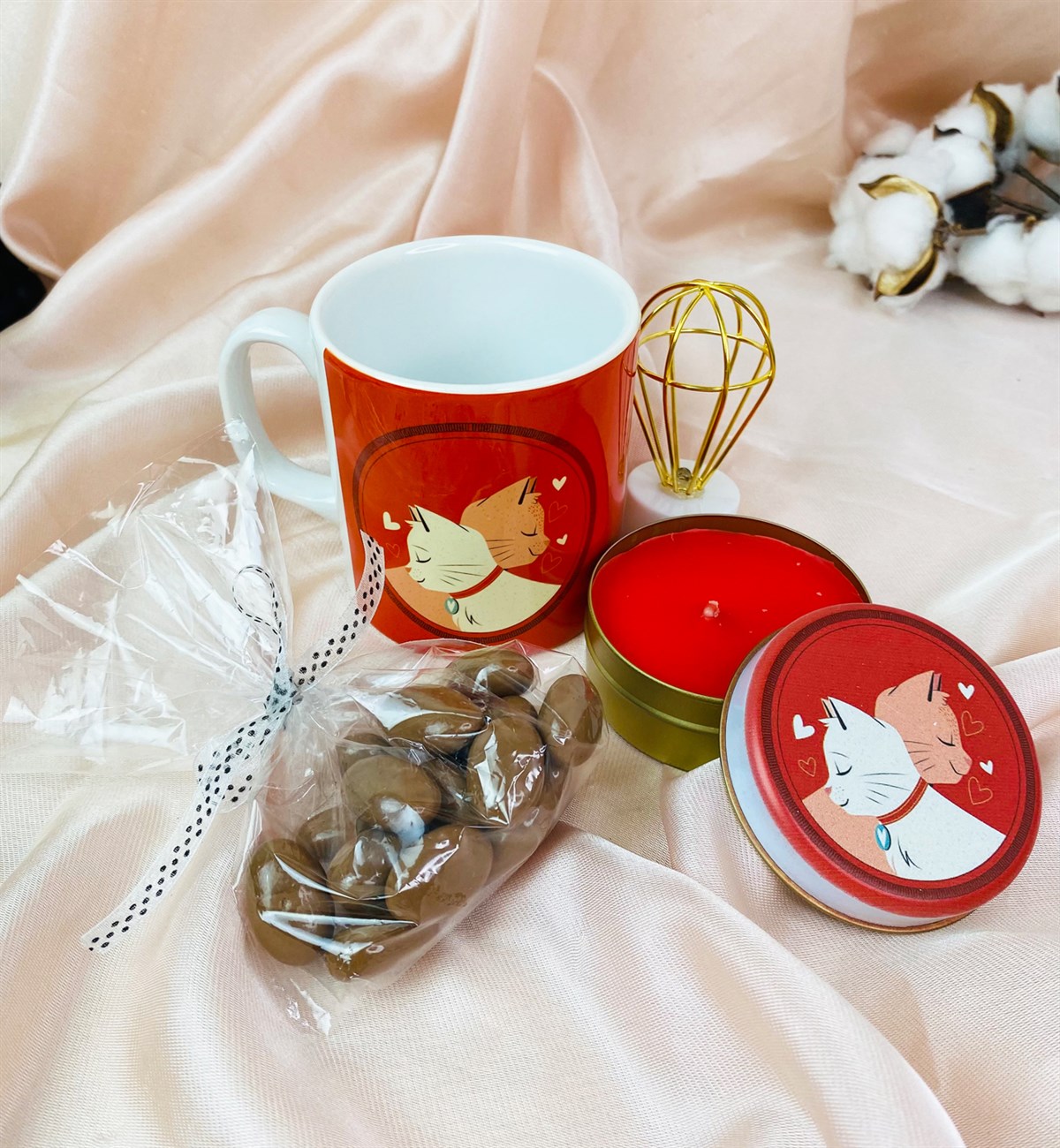 Sevimli Aşık Kediler Tasarımlı Kokulu Mum Bisküvili Badem Draje Hediye SetigiftmodaGmhs101478