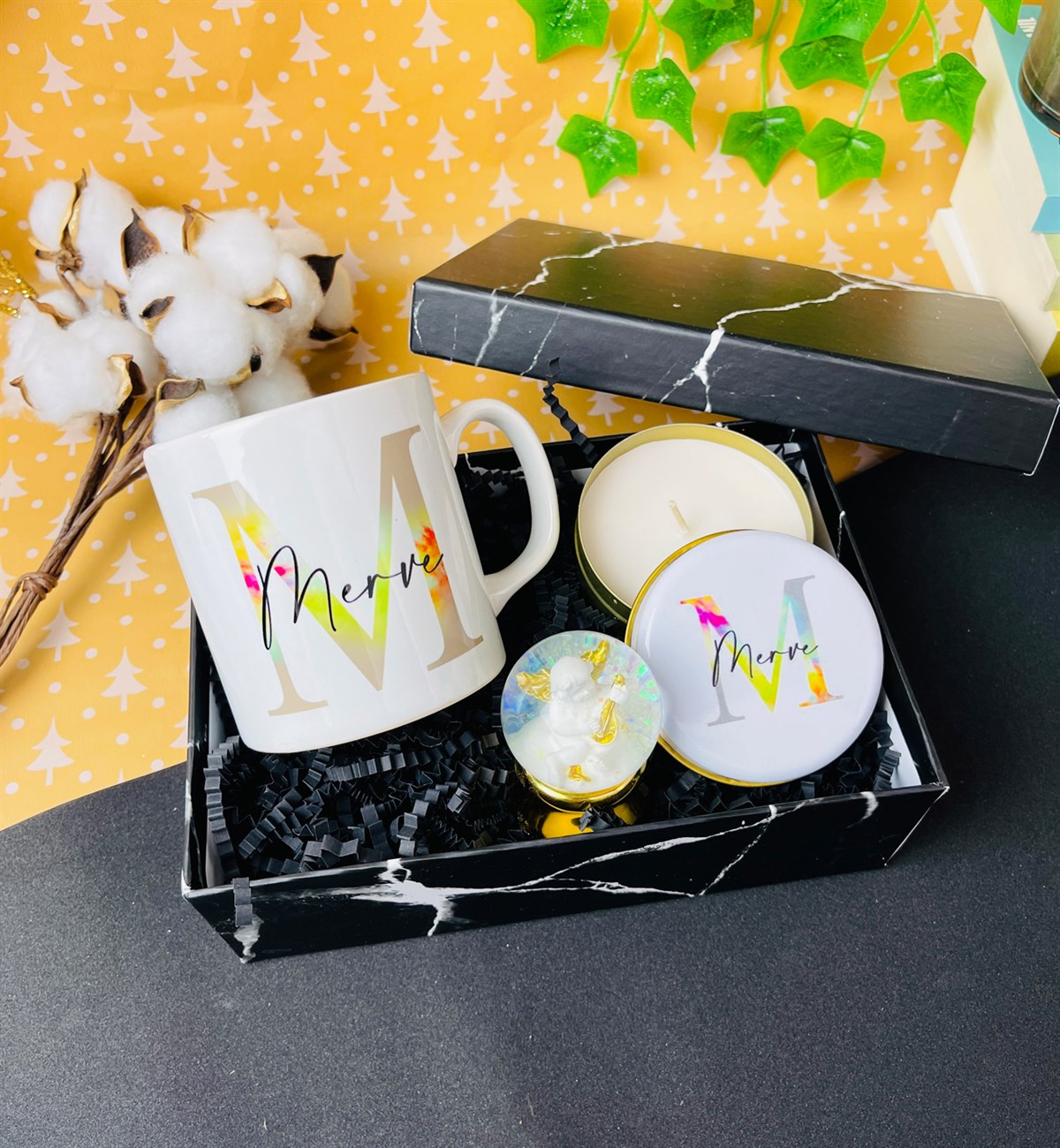 Kişiye Özel Harf Tasarımlı Kupa Kokulu Tenek Mum Ve Altınyaldızlı Melek Kar Küresi SetgiftmodaGmhs101394