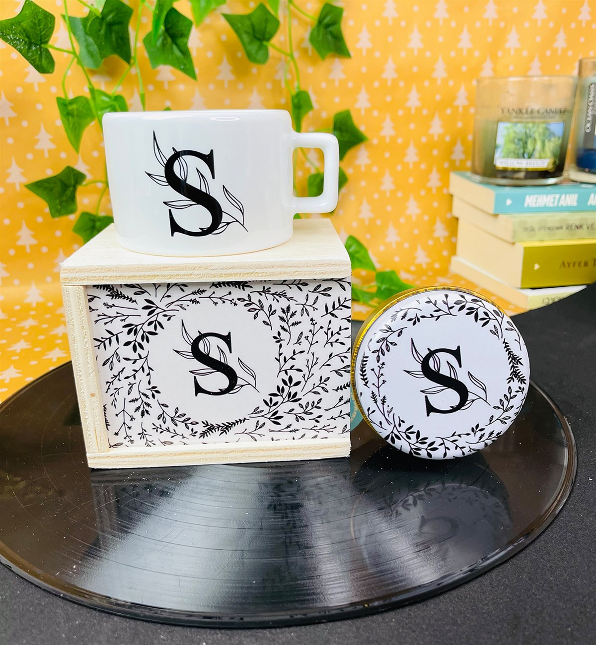 Kişiye Özel Harfli Çiçek Tasarımlı Kokulu Teneke Mum Ve Kutulu Kupa Hediye SetigiftmodaGmhs101367