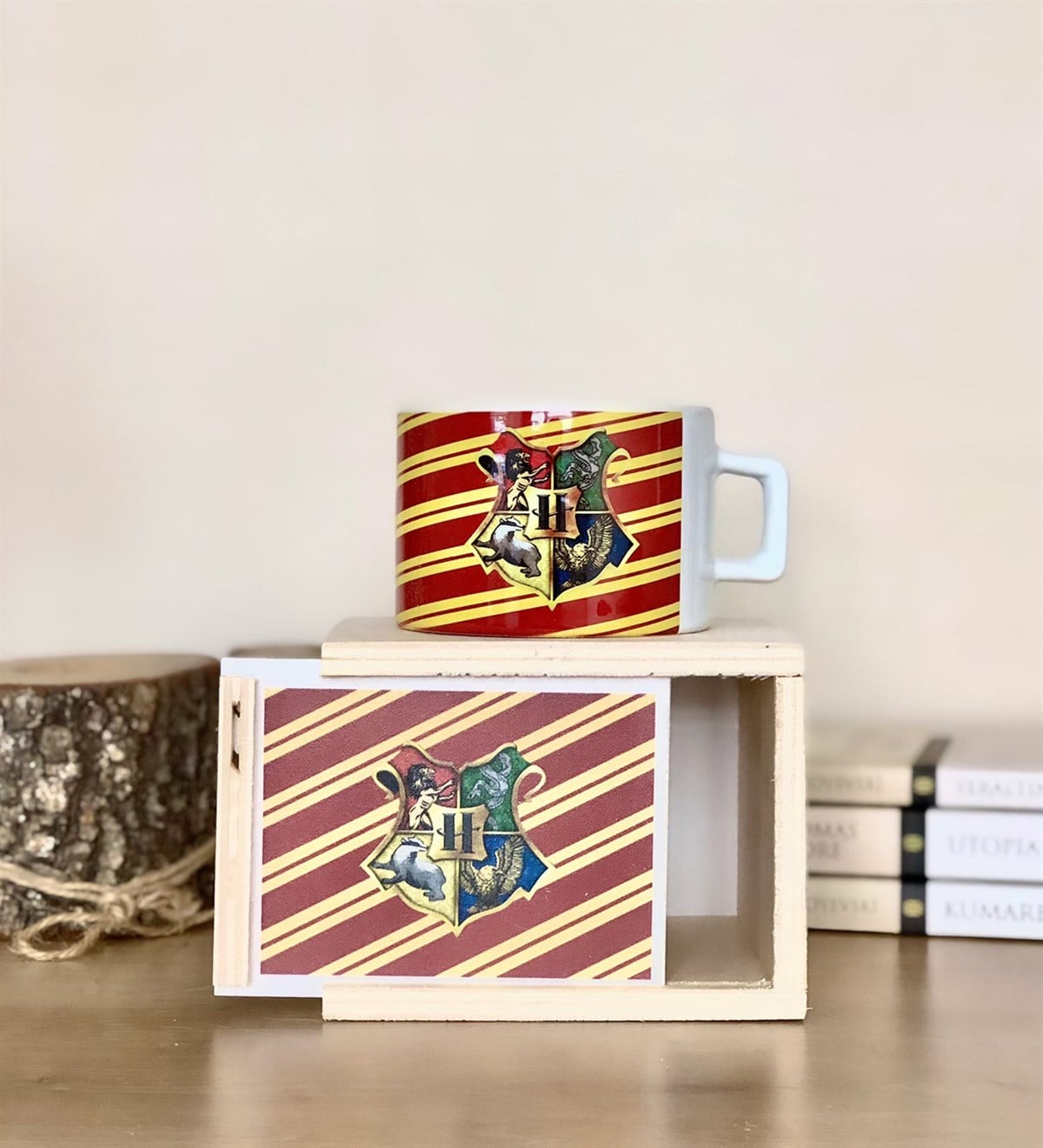 Hogwarts Tasarımlı Kutulu KupaGiftmodaHogwarts-Kutulu-Kupa
