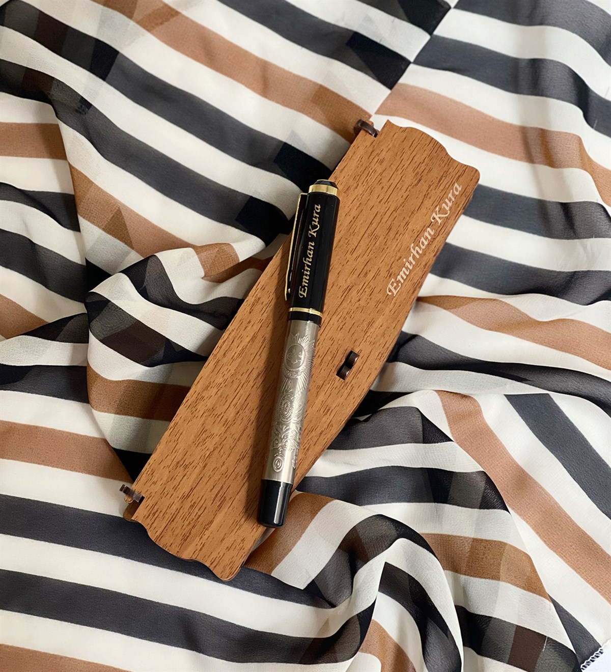  Kişiye Özel Özel Ahşap Kutulu Kabartmalı Roller Kalem AhşapGiftmodaGmkm100005