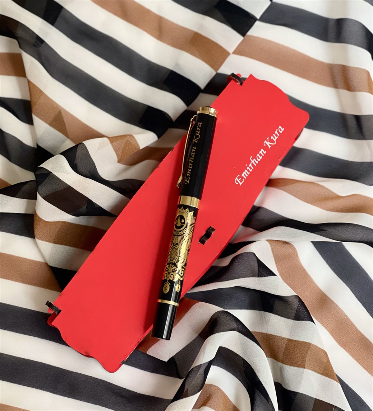 Kişiye Özel Özel Ahşap Kutulu Kabartmalı Altın Yaldızlı Roller Kalem KırmızıGiftmodaGmkm100007