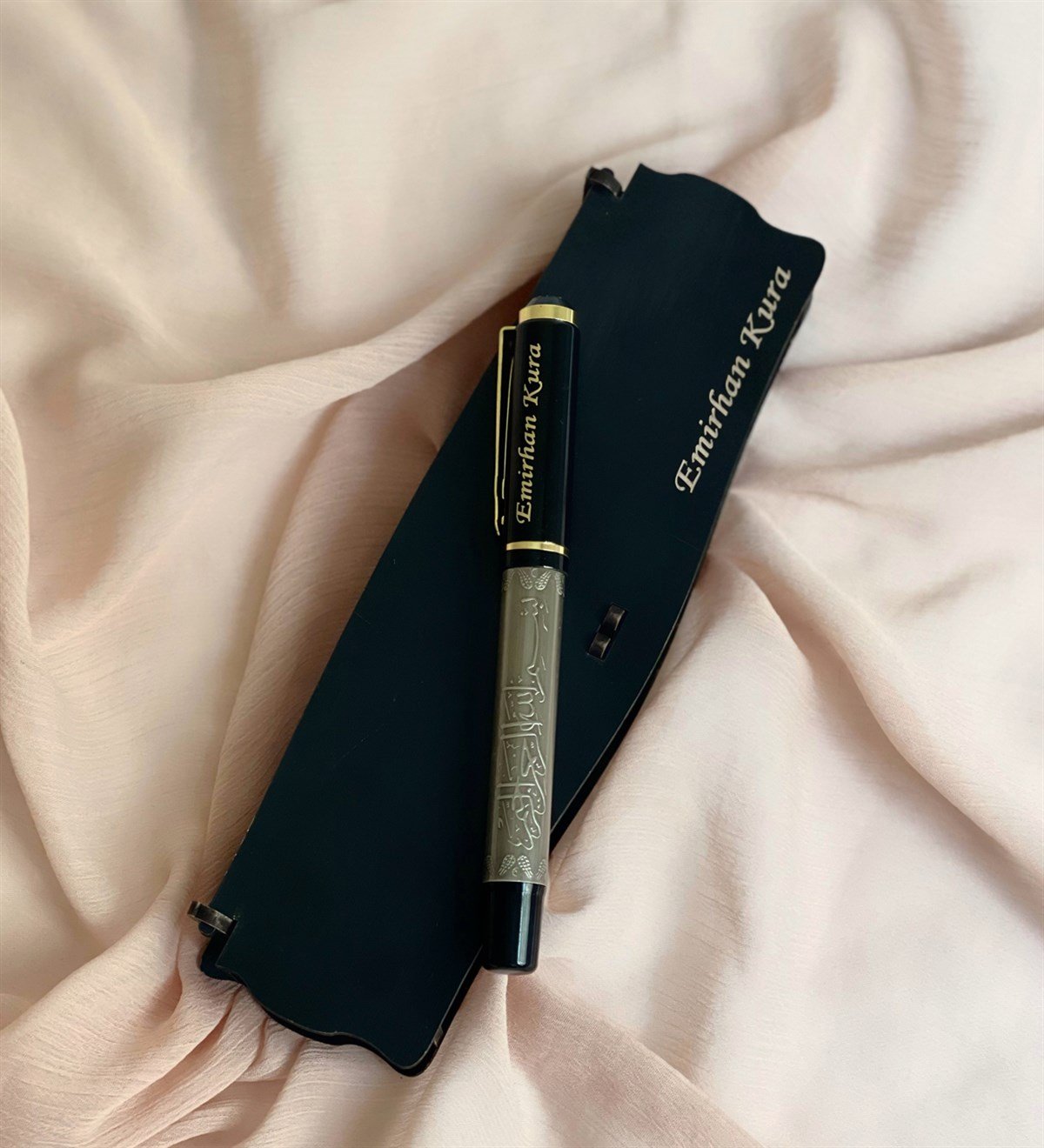  Kişiye Özel Özel Ahşap Kutulu Kabartmalı Roller Kalem SiyahGiftmodaGmkm100003