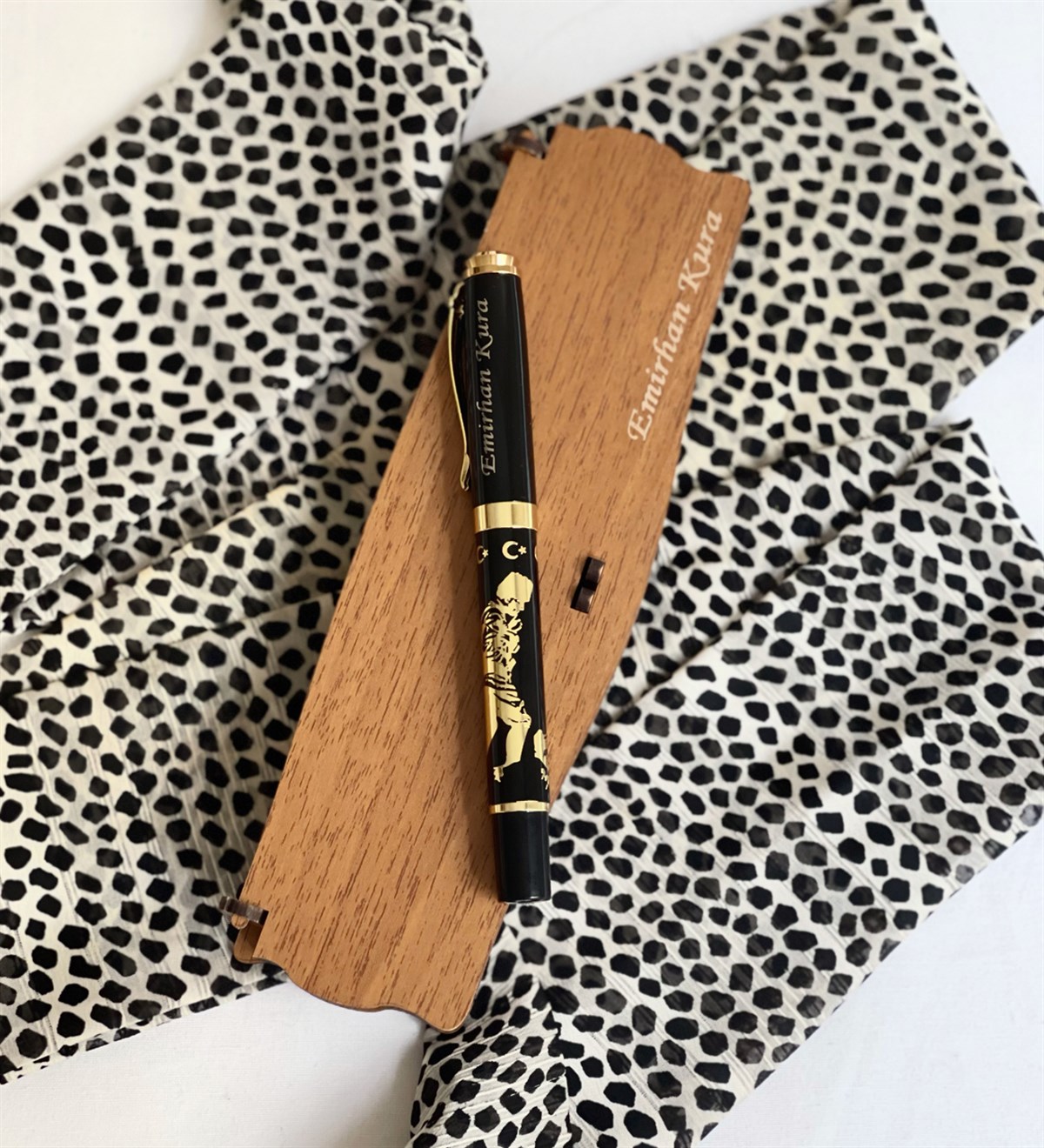 Kişiye Özel Özel Ahşap Kutulu Kabartmalı Altın Yaldızlı Roller Kalem AhşapGiftmodaGmkm100008