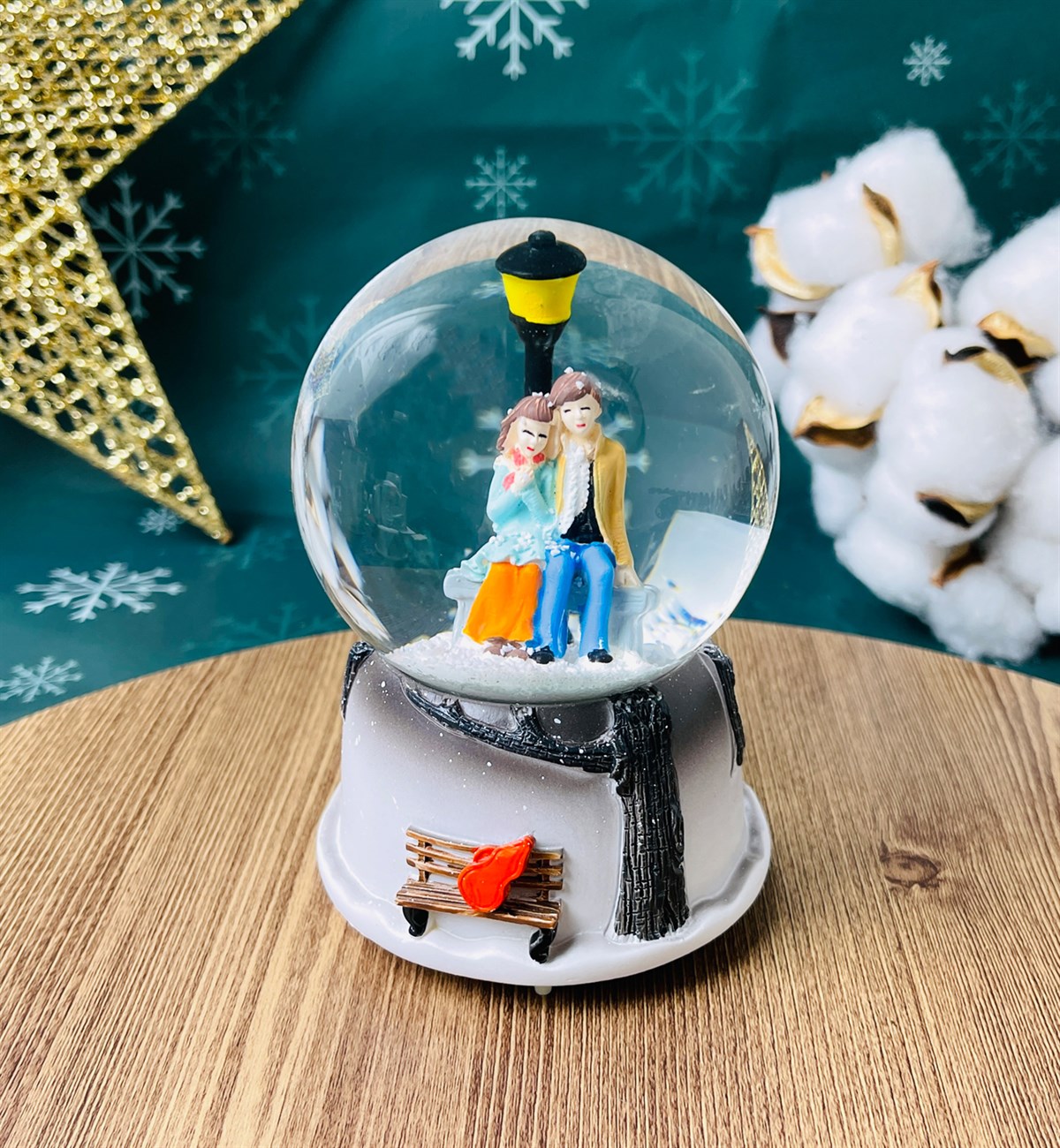 Sokak Lambası Altında Bankta Oturan Romantik Aşıklar Orta Boy Kar Küresigiftmodagm-1205-oturan