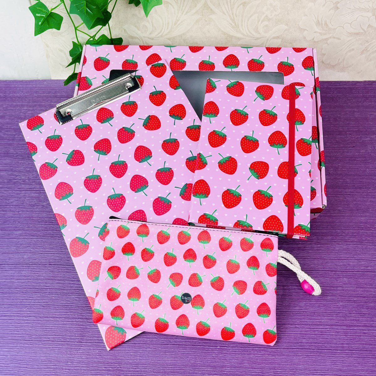 Çilek Tasarımlı Özel Kutulu Sekreterlik Lastikli Defter Ve Kalemlik SetgiftmodaGmhs101252