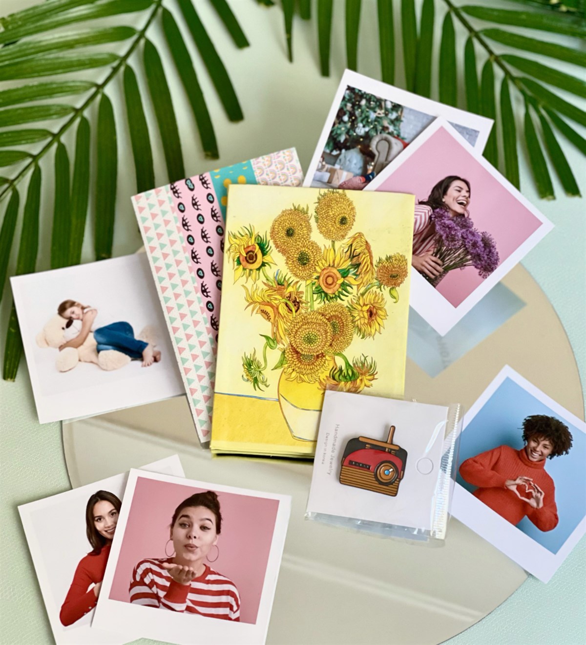 Kişiye Özel 6 Fotoğraflı Ayçiçek Mini Albüm Ve Rozet SetGiftmodaGmhs100292