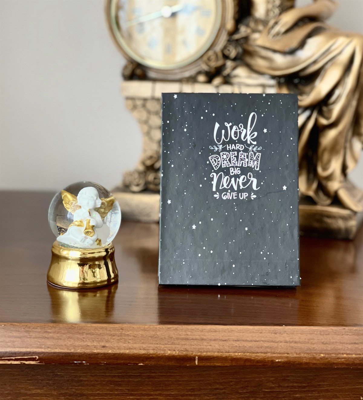 Kişiye Özel 6 Fotoğraflı Work Hard Dream Tasarımlı Mini Albüm Ve Altınyaldzlı Mini Kar Küresi SetGiftmodaGmhs100064