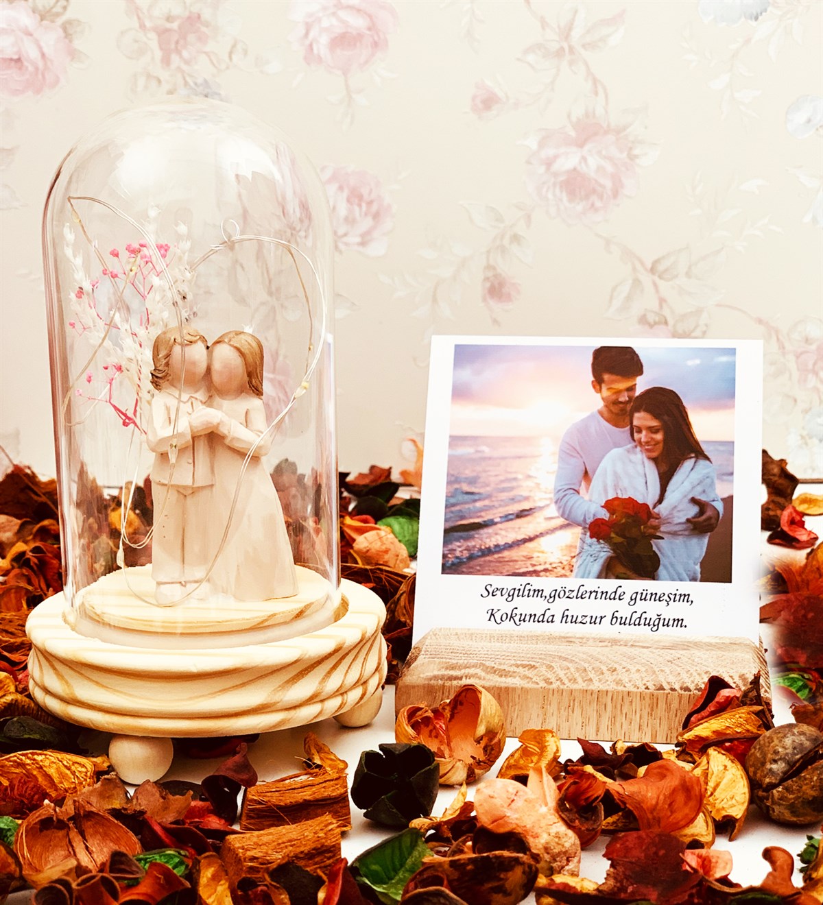 Kişiye Özel Ahşap Fotoğraf Tutucu Ve El Ele Tutuşan Ölümsüz Aşıklar Cam Fanus GiftmodaGm-Set-109