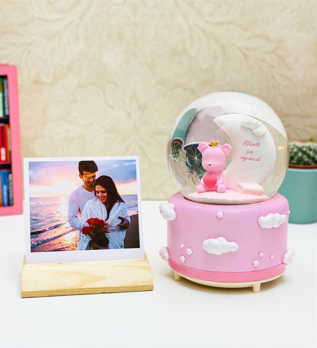 Kişiye Özel Ahşap Fotoğraf Tutucu Ve Hoş geldin Bebek Kar Küresi SetGiftmodaKo-Foto-Gm-2061-A-Set