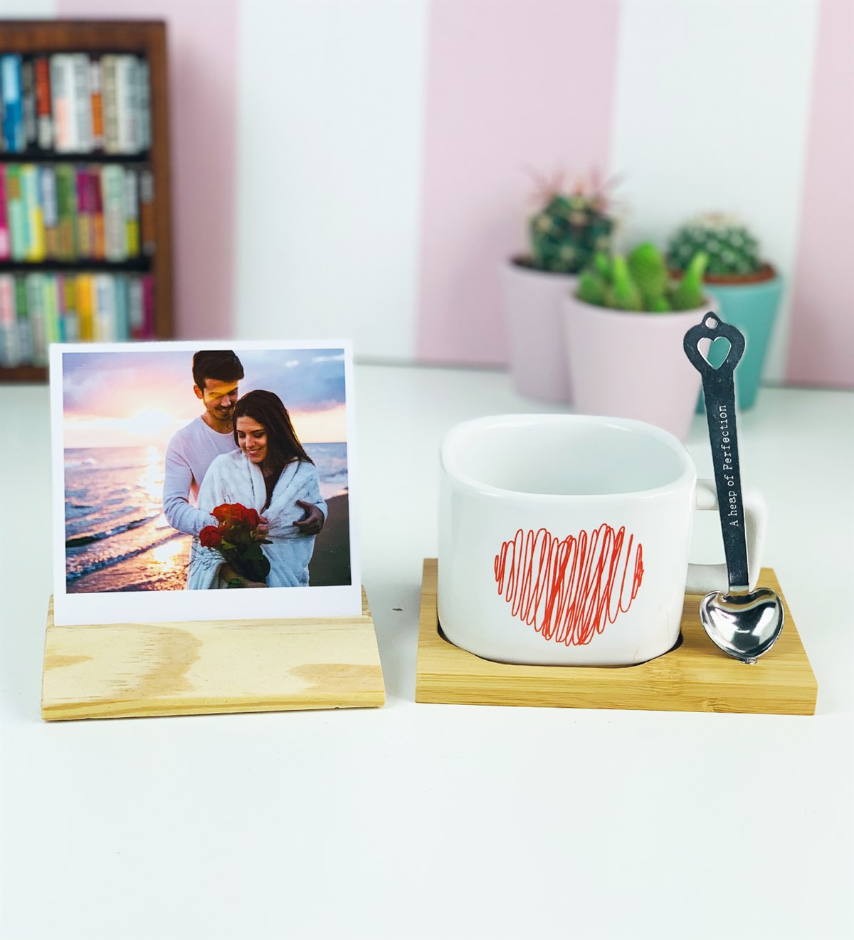 Kişiye Özel Ahşap Fotoğraf Tutucu Ve Kalp Tasarımlı Ahşap Standlı KupaGiftmodaGM-2454-Kalp-K-O-Foto
