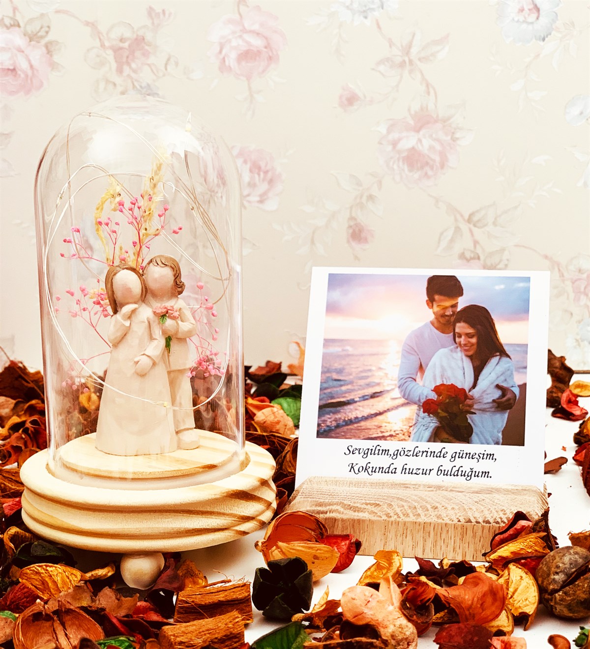 Kişiye Özel Ahşap Fotoğraf Tutucu Ve Sevgi Dolu Ölümsüz Aşıklar Cam Fanus GiftmodaGm-Set-110