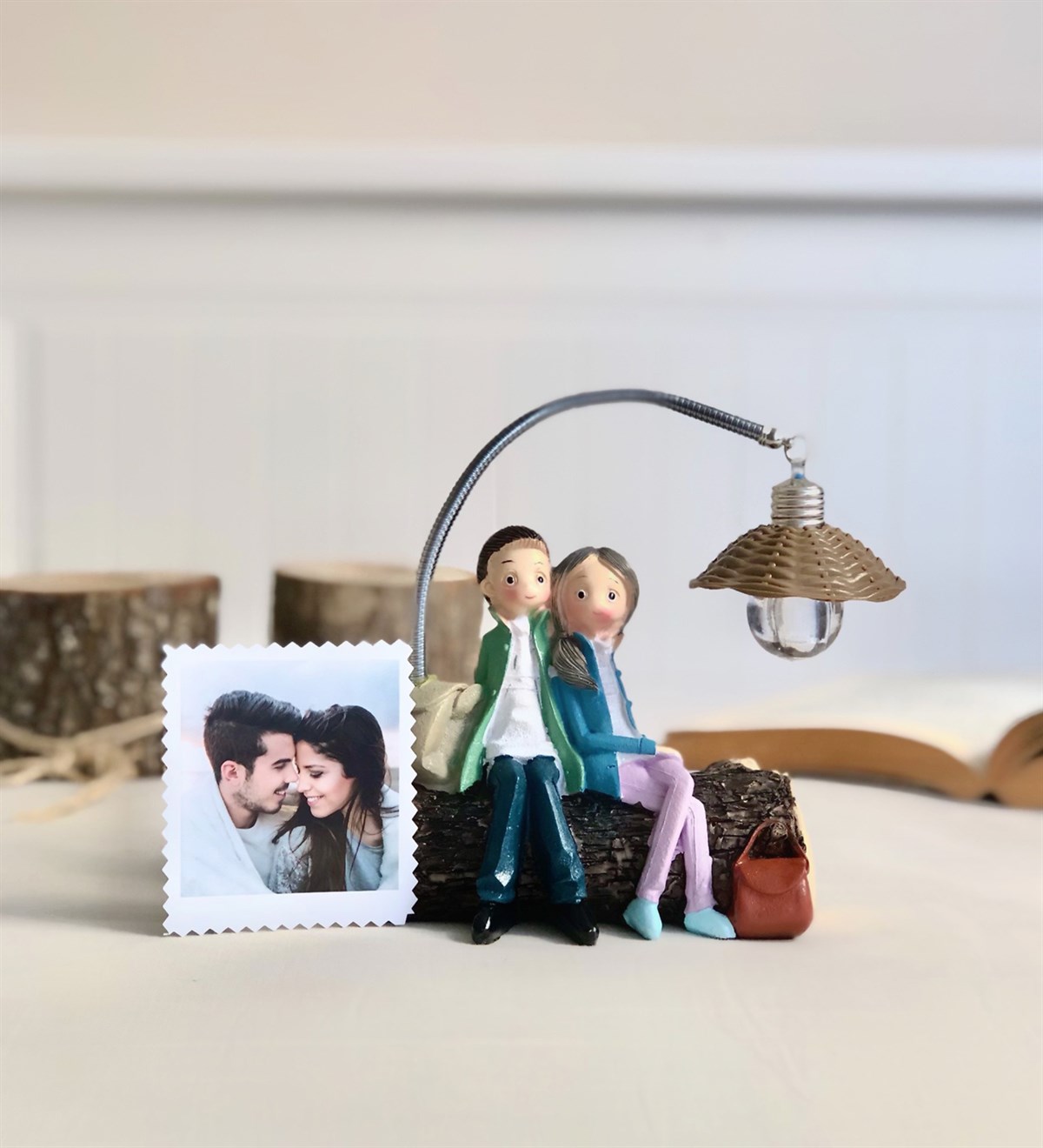 Kişiye Özel Fotoğraf Ve Kütük Üstünde Oturan Sevgililer Işıklı BibloGiftmodagm-1245-Ko