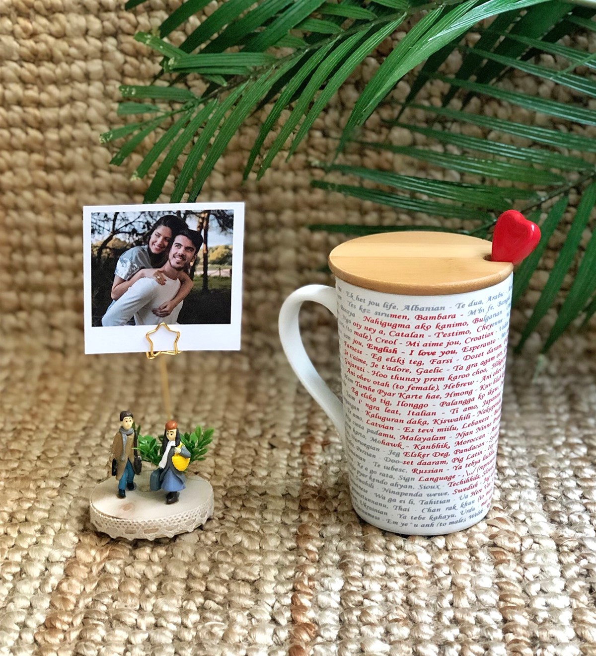 Kişiye Özel Fotoğraflı Her Dilde Seni Seviyorum Kupa ve Tatlı Tesadüfler Fotoğraf Standlı Hediye SetiGiftmoda100-dilde-kupa-gm-1339