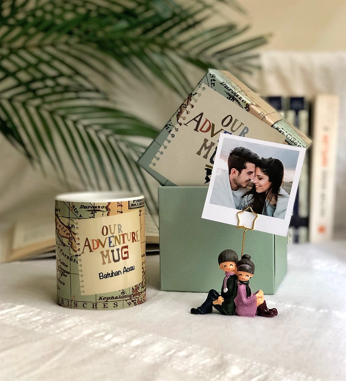 Kişiye Özel Fotoğraflı Our Adventure Mug Tasarımlı Kupa Ve Aşık Fotoğraf Standlı Hediye SetiGiftmodaour-adv-mug-gm-2114