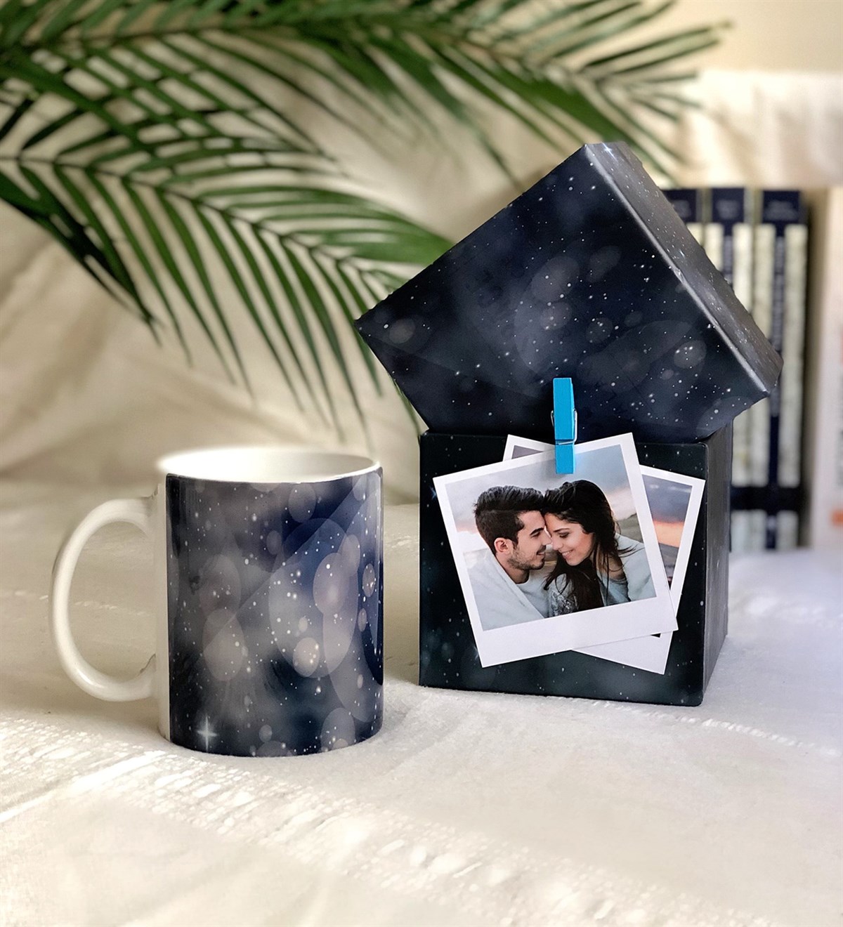 Kişiye Özel Fotoğraflı Özel Kutulu Lost in Space Tasarımlı KupaGiftmodakisiye-ozel-lost-in-space-kupa-foto