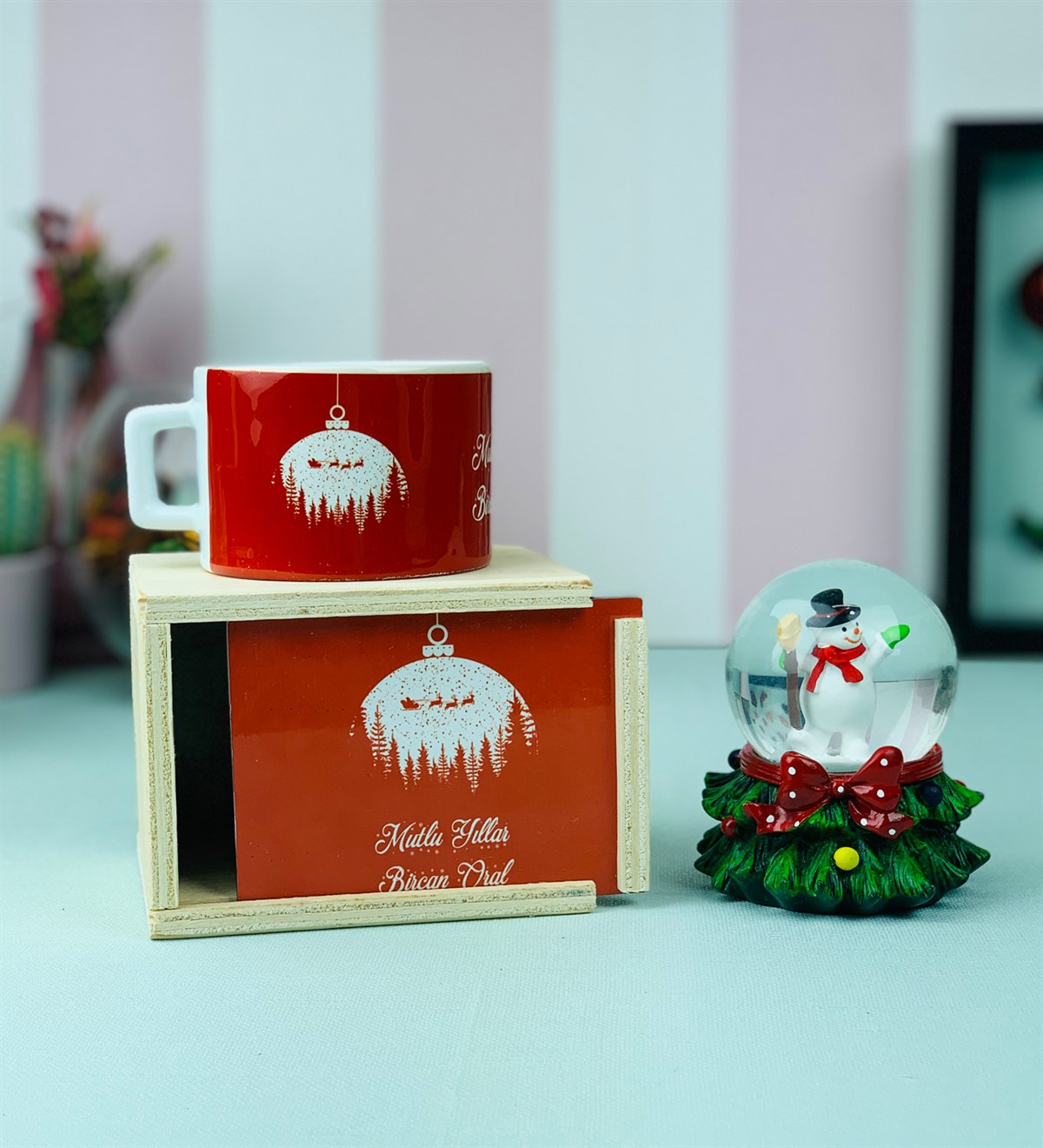 Kişiye Özel Kırmızı Noel Kutulu Kupa Ve Kar KüresiGiftmodaKırmızı-Noel-Kutulu-Kupa-Ve-Kar-Küresi