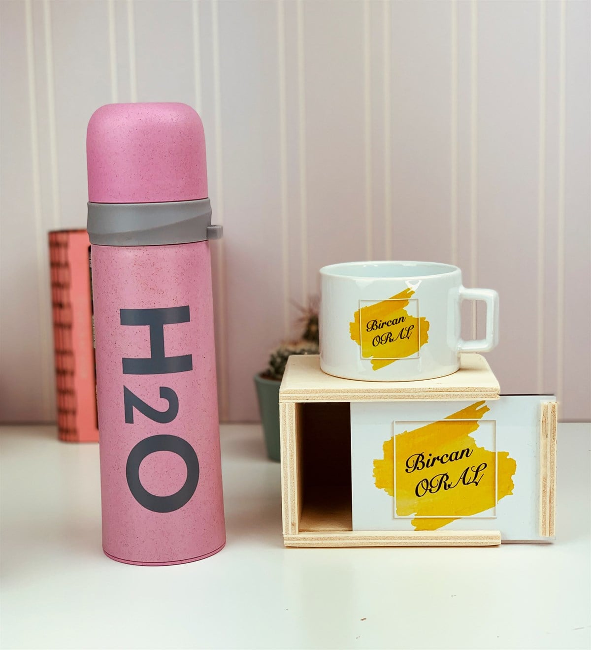 Kişiye Özel Kutulu Kupa Ve  H20 Bardaklı Pembe Cam MataraGiftmodaBardaklı-Pembe-Cam-Matara-Kutulu-Kupa