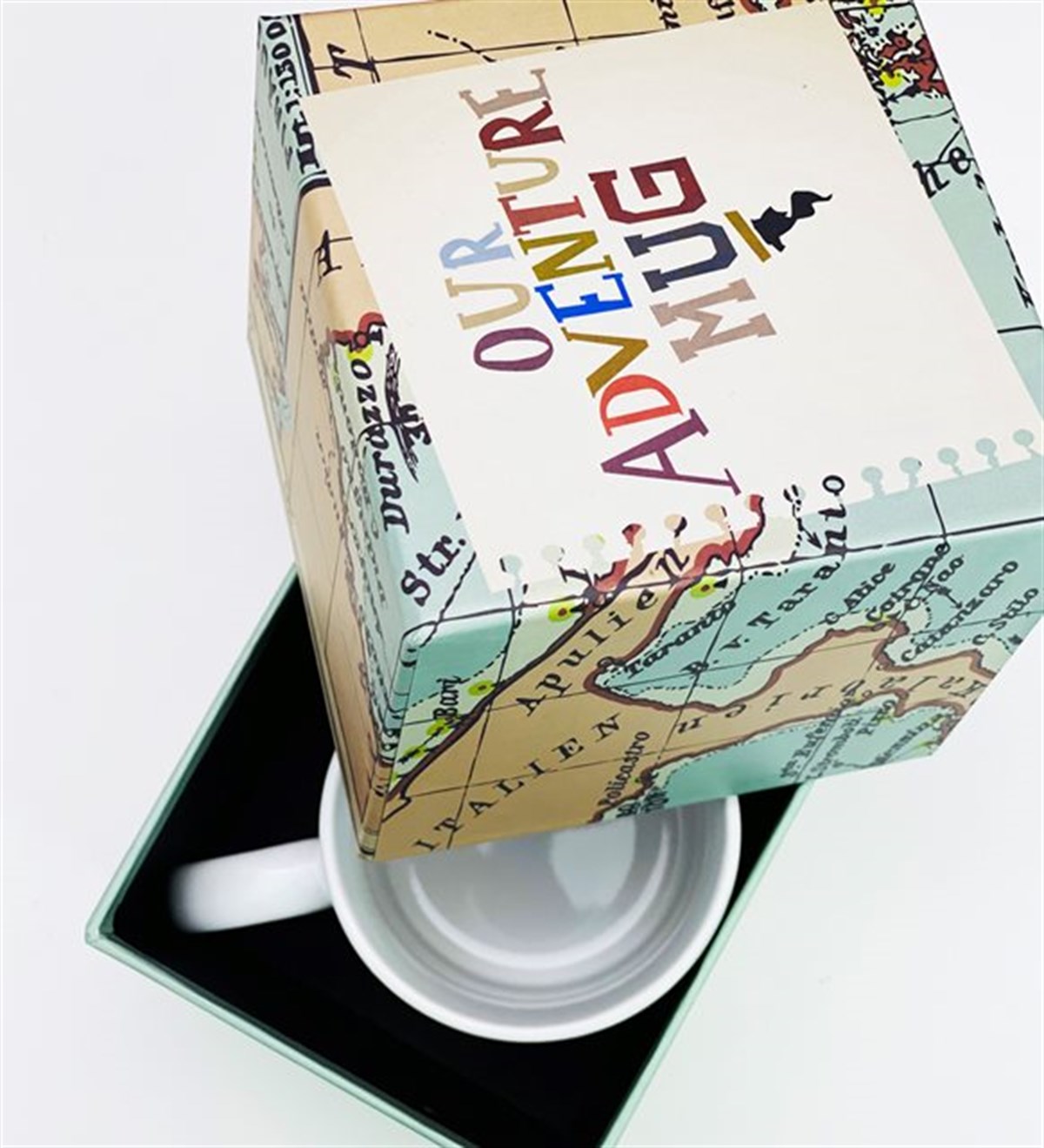 Kişiye Özel Our Adventure Mug ve Klaket Fotoğraf Tutucu Hediye SetiGiftmodaour-adv-mug-klaket