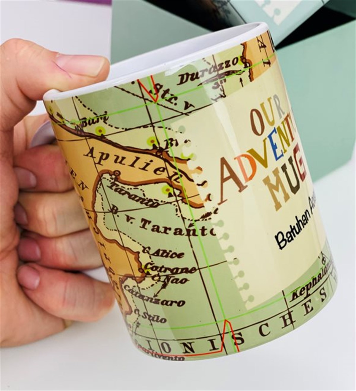 Kişiye Özel Our Adventure Mug ve Klaket Poloroid Fotoğraf Tutucu Hediye SetiGiftmodaour-adv-mug-klaket-foto
