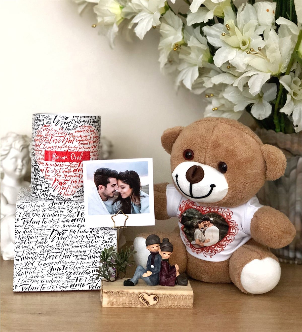 Kişiye Özel Peluş Ayıcıklı Hediye Kutulu Her Dilde Seni Seviyorum Kupa ve Fotoğraf Standlı Hediye SetiGiftmoda100-dilde-kutu-kupa-peluş-ayıcık-gm-4028