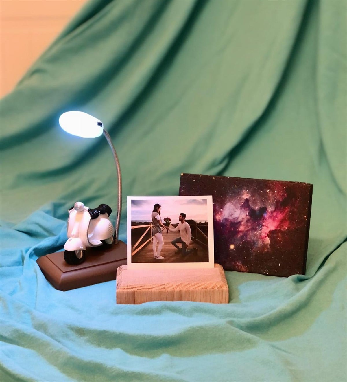Kişiye Özel Space Mini Albüm Ahşap Fotoğraf Tutucu Ve Mini Motorsiklet Masa Lambası SetGiftmodaGmhs100036