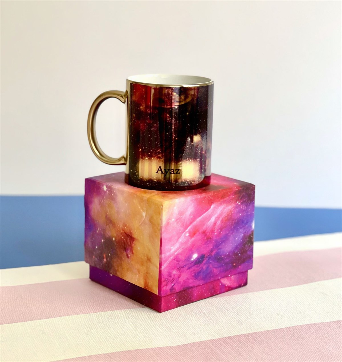 Kişiye Özel Hediye Kutulu Uzay Tasarımlı Gold Kupagiftmodaspace-kupa-Kutu-ko-Gold