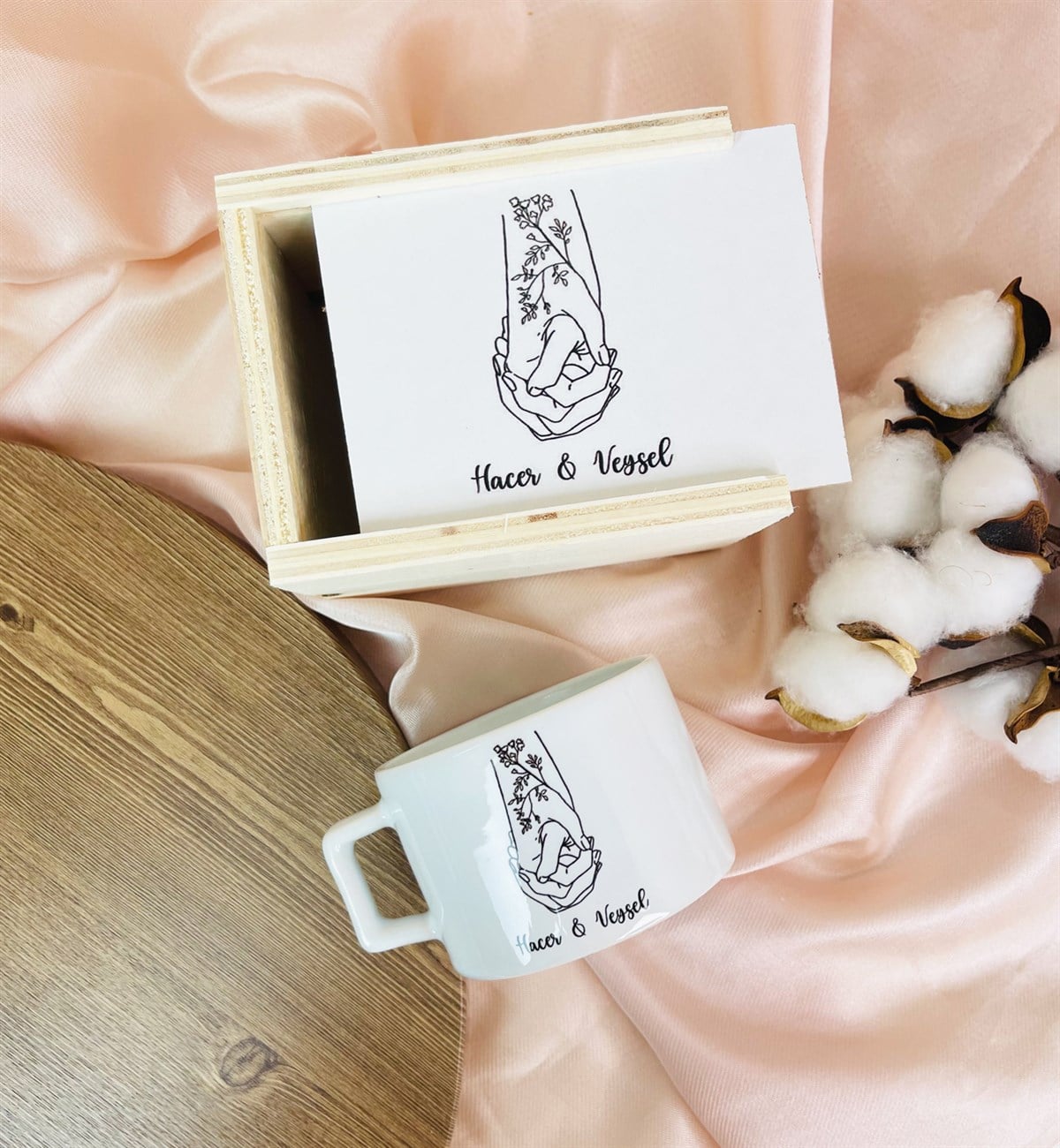 Kişiye Özel El Ele Aşıklar Tasarımlı Kutulu KupagiftmodaGmkp100389