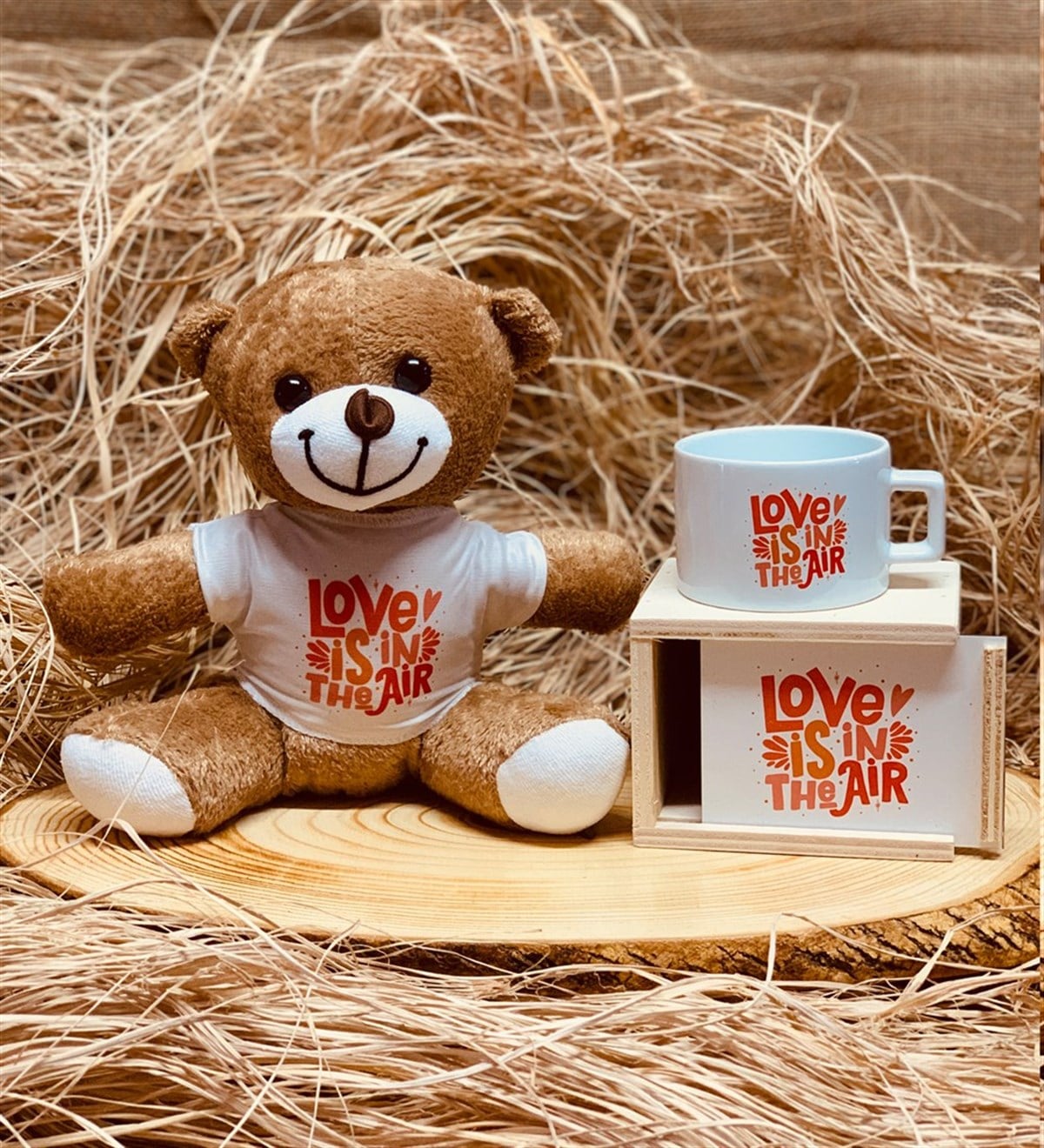 Love Is In The Air Ahşap Kutulu Kupa Ve Pelüş Ayıcık Seti Sevgiliye Hediye