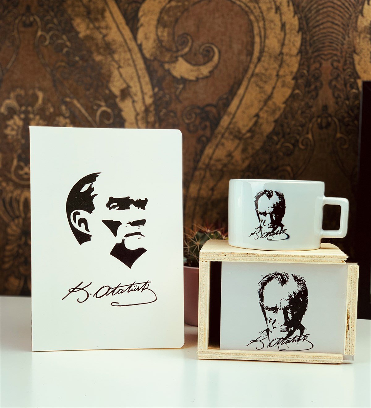 M.Kemal Atatürk Tasarımlı Kutulu Kupa Defter SetiGiftmodaAtatürk-Kutulu-Kupa-Defter-Set