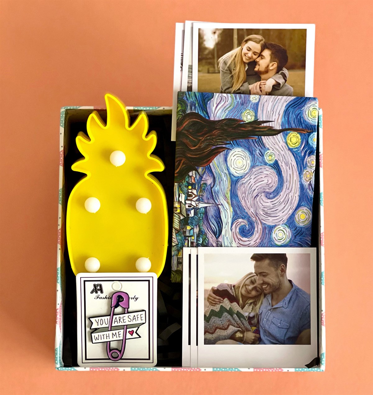 Kişiye Özel Fotoğraflı Ananas Led Lamba Rozet ve Van Gogh Mini Fotoğraf Albümü Hediye SetiGiftmodaGmhs101024