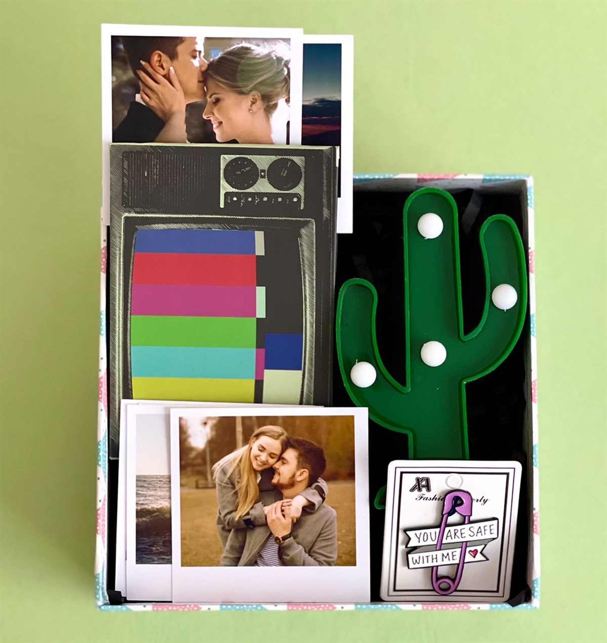 Kişiye Özel Fotoğraflı Kaktüs Led Lamba Rozet ve Nostaljik Tv Mini Fotoğraf Albümü Hediye SetiGiftmodaGmhs101027