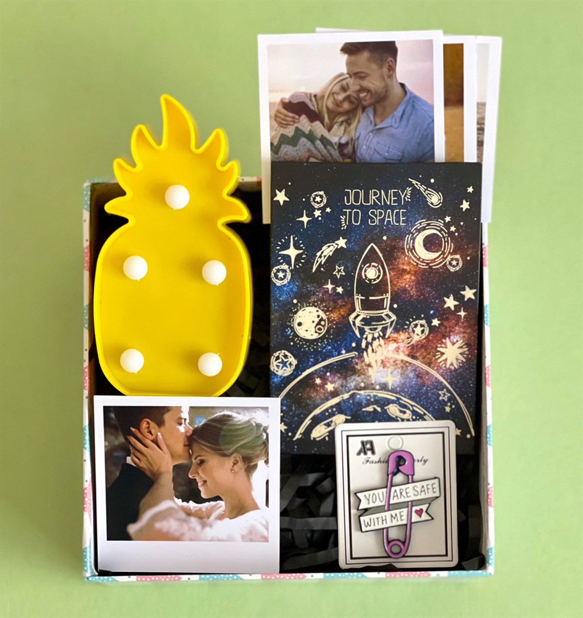 Kişiye Özel Fotoğraflı Ananas Led Lamba Rozet ve Space Roket Mini Fotoğraf Albümü Hediye SetiGiftmodaGmhs101029