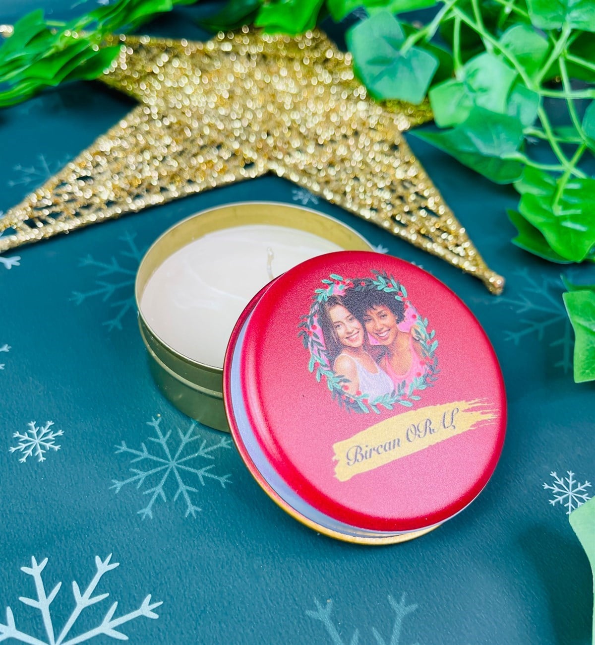 Kişiye Özel Fotoğraflı Mutlu Yıllar Tasarımlı Kokulu Teneke MumgiftmodaGmmum0032