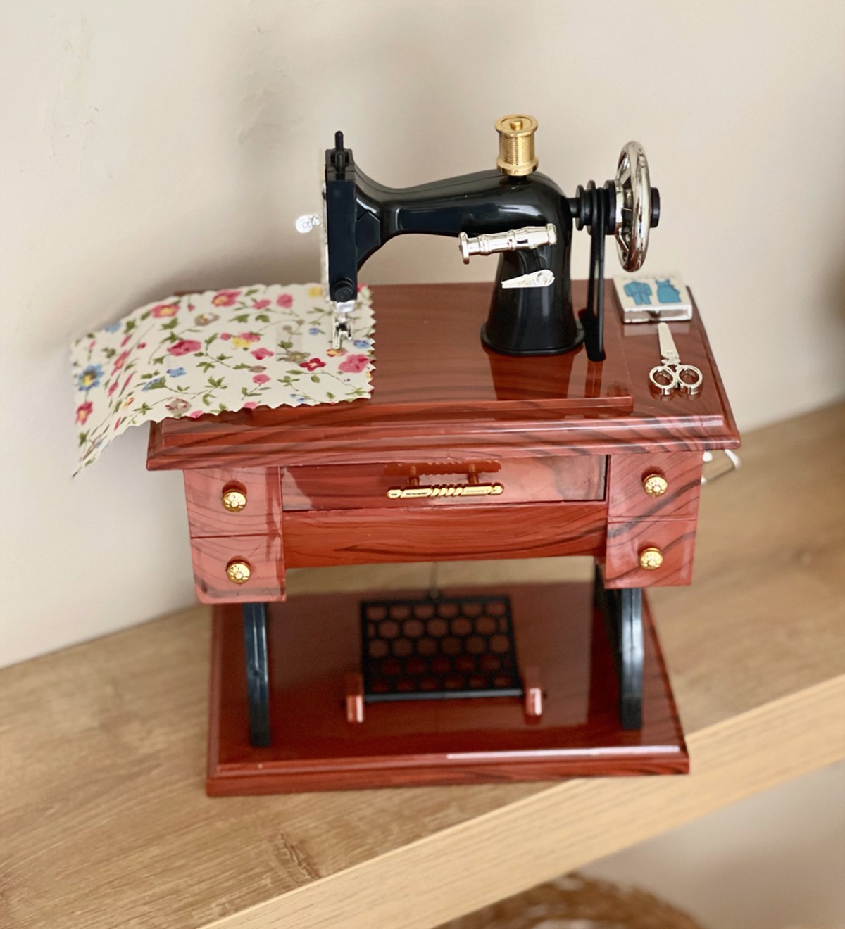Dikiş Makinesi Tasarımlı Desenli Müzik KutusugiftmodaGM-4158