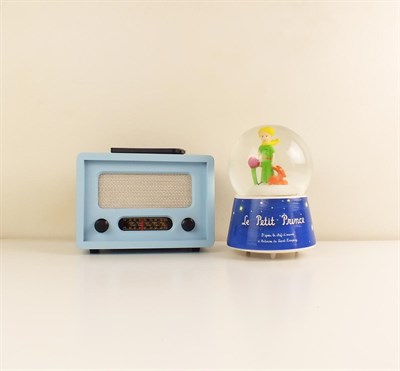 Nostaljik Görünümlü Ahşap Mavi Radyo ve Küçük Prens Kar Küresi Seti