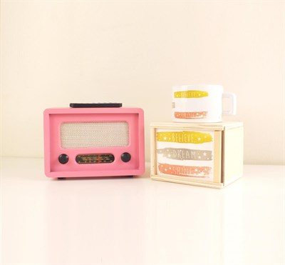 Nostaljik Görünümlü Ahşap Pembe Radyo ve Ahşap Kutusunda Dream Kupa Bardak