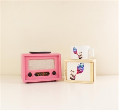 Nostaljik Görünümlü Ahşap Pembe Radyo ve Ahşap Kutusunda Panda Kupa Bardak