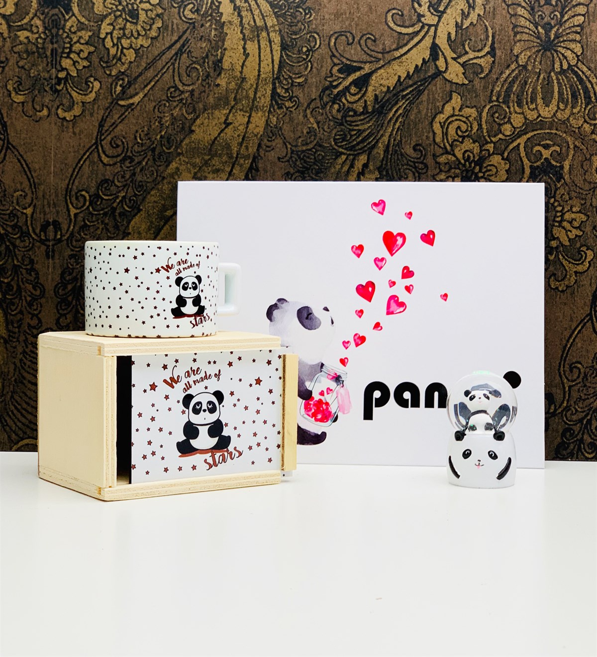 Panda Tasarımlı Albüm Kutulu Kupa Ve Mini Işıklı Kar Küresi SetGiftmodaPanda-Albüm-:Kar-Küresi-Kupa