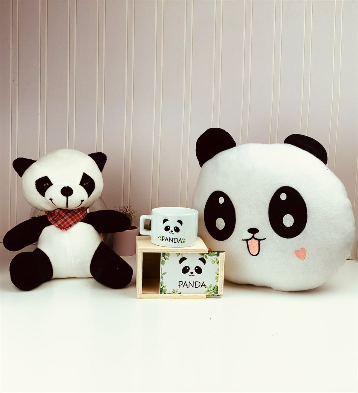 Panda Tasarımlı Kutulu kupa Yastık Ve Peluş Panda setGiftmodaPanda-Kutulu Kupa-Yastık-Peluş