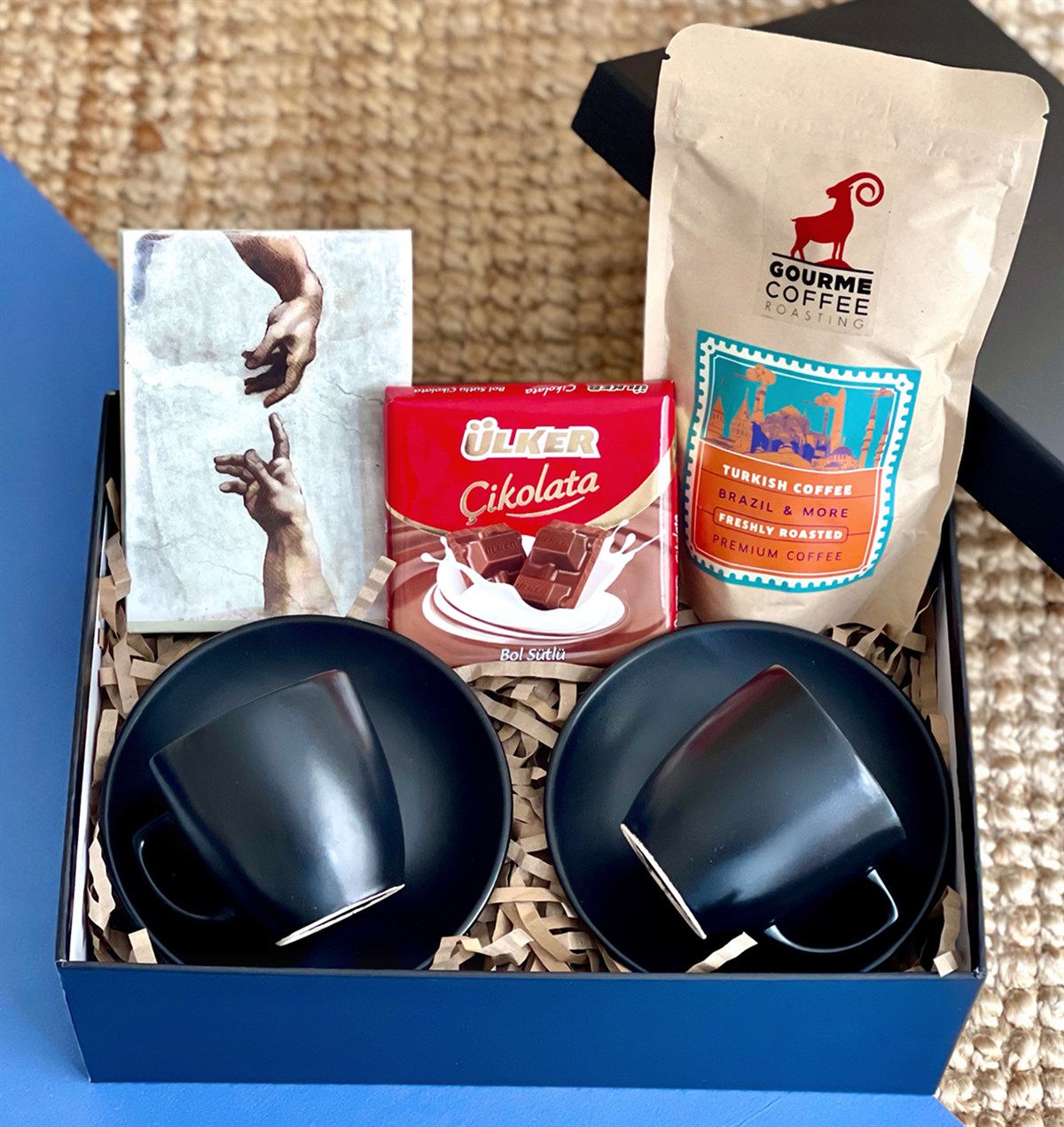 Özel Kutusunda 2'li Türk Kahvesi Fincanı Michelangelo Mini Fotoğraf Albümü Çikolata ve Türk Kahvesi GiftmodaGmhs100993