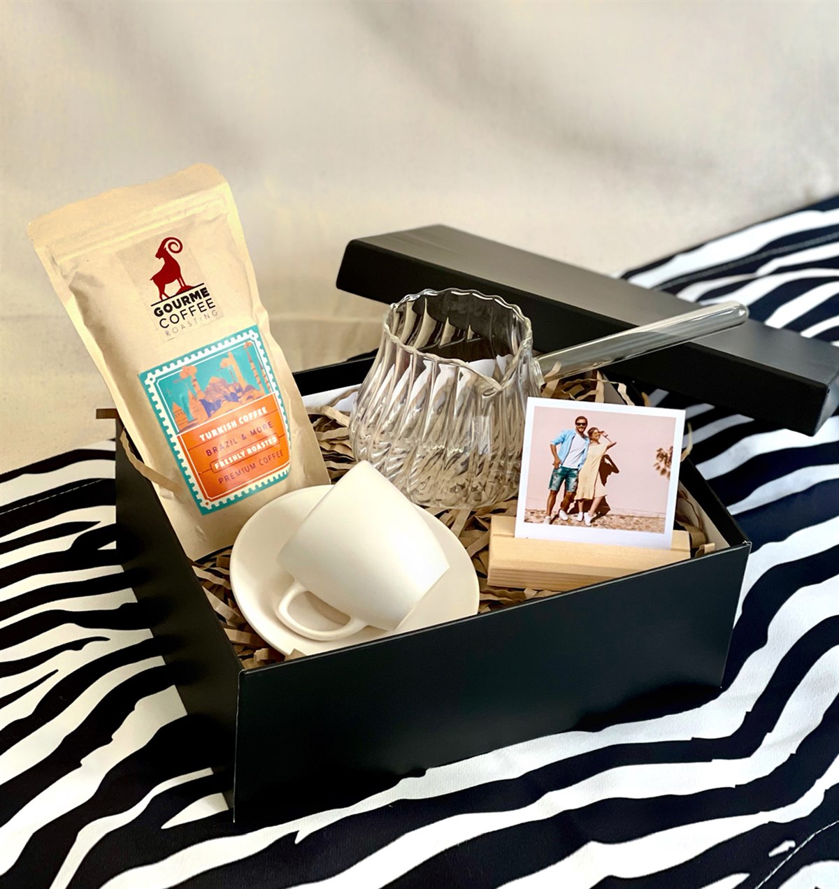 Kişiye Özel Fotoğraflı Siyah Kutusunda Türk Kahvesi Fincanı Cezve Fotoğraf Tutucu ve Türk Kahvesi SetiGiftmodaGmhs100963