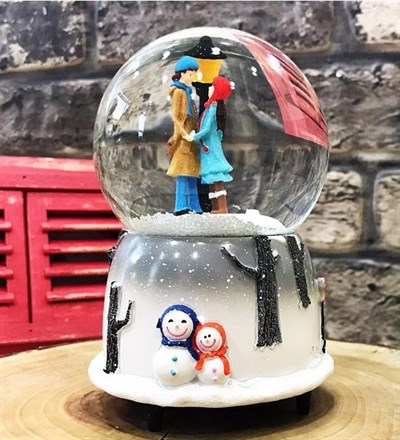 Romantik Aşıklar Müzikli Kar Küresi