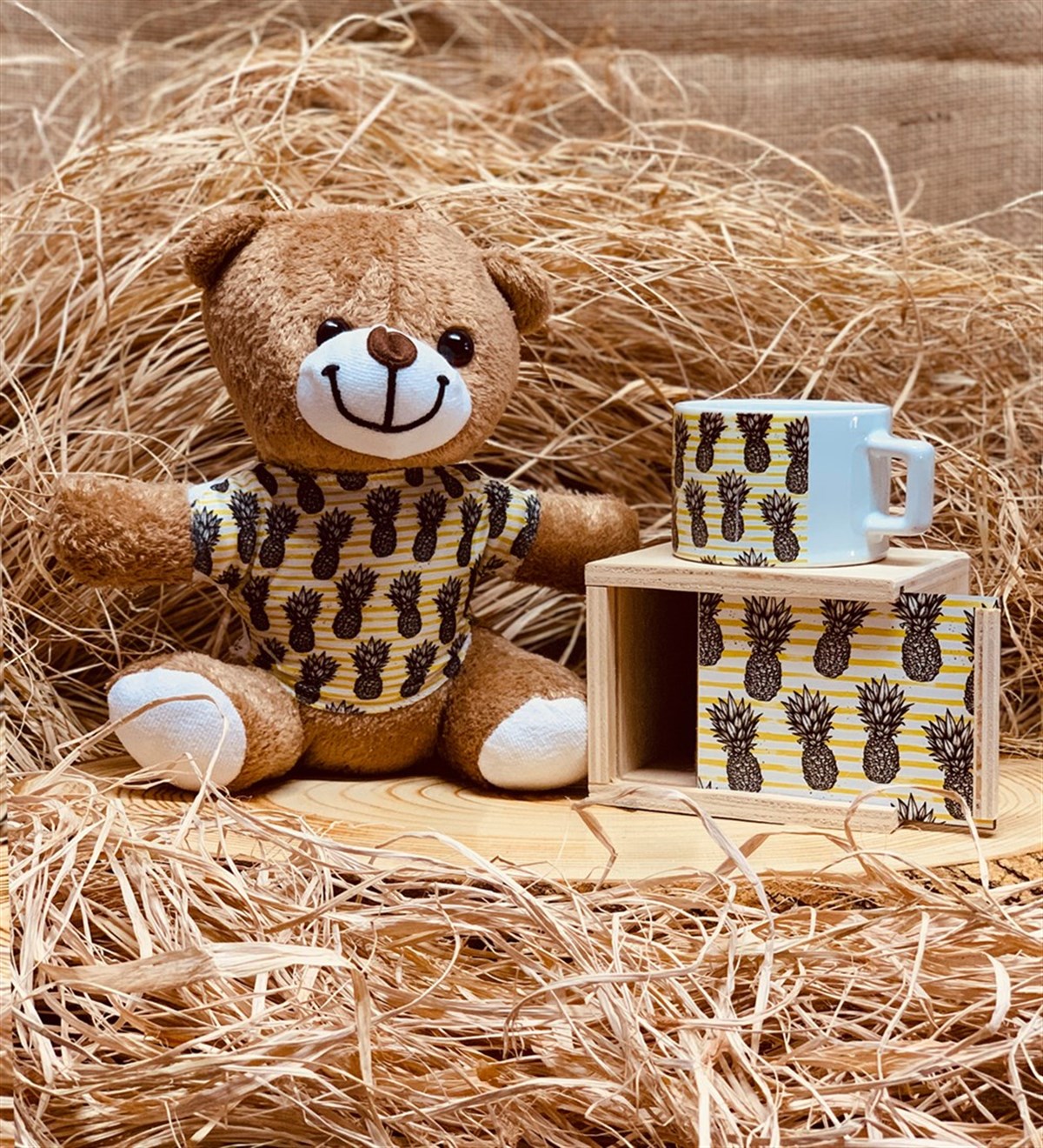 Sevimli Ananas Tasarımlı Tişörtlü Ayıcık Ve Ahşap Kutulu Kupa Seti