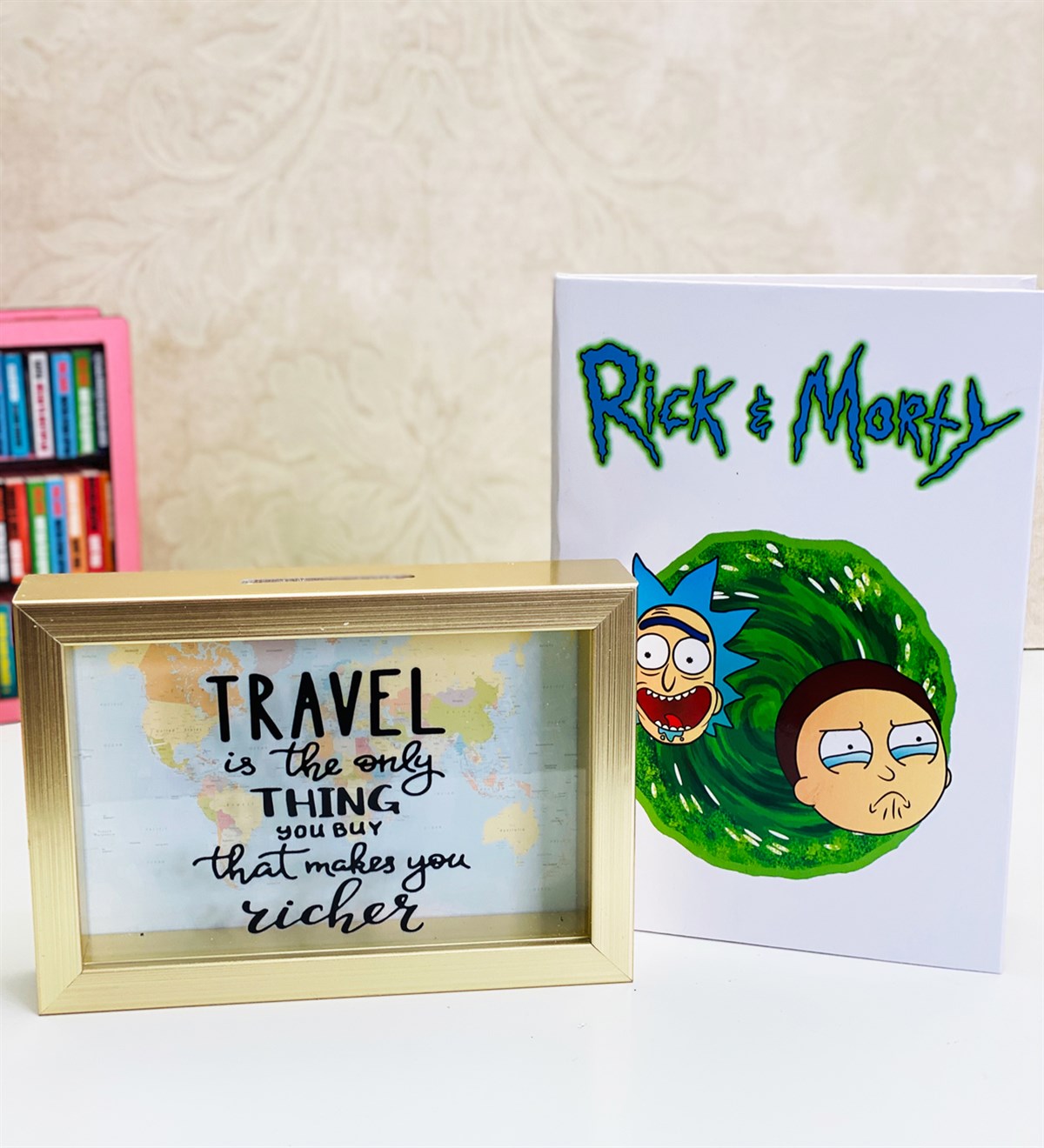 Travel Journel Tasarımlı Kumbara Ve Rick And Morty Lastikli DefterGiftmodaGM-2140-Rick-And-Morty-Defter-Set
