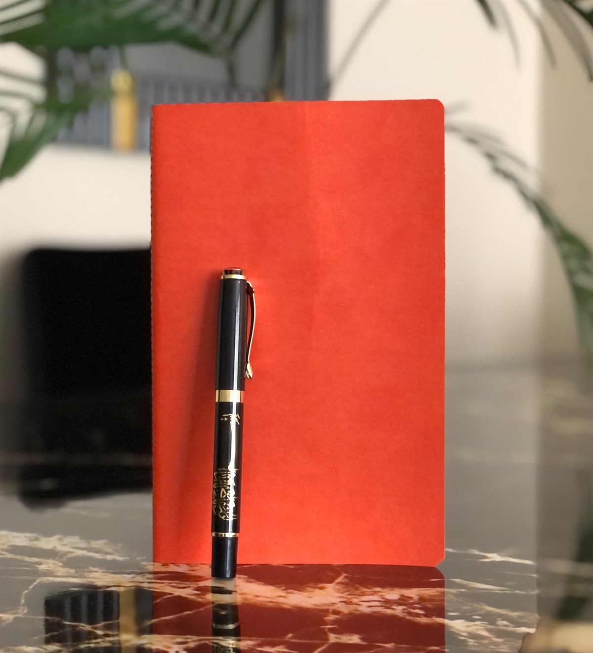 Turuncu Deri Defter Ve Altın Yaldızlı KalemGiftmodaDeri-Defter-Kalem-Turuncu